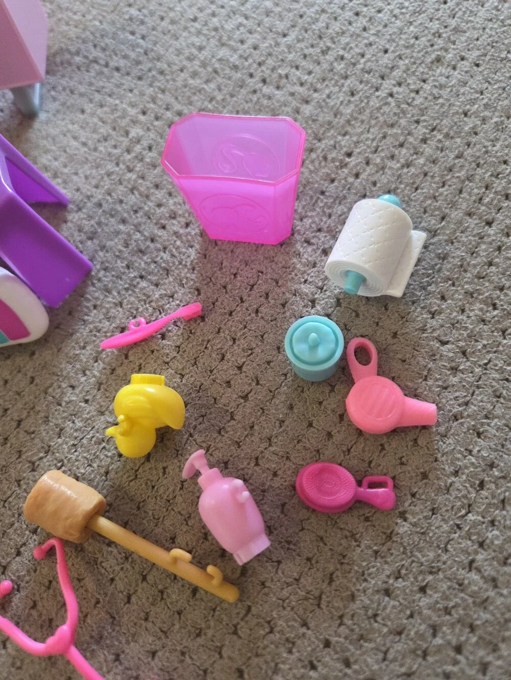 Barbie 29 piece lot of playset accessories for bathroom livingroom/dorm kitchen